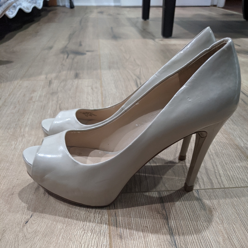 Guess Pumps